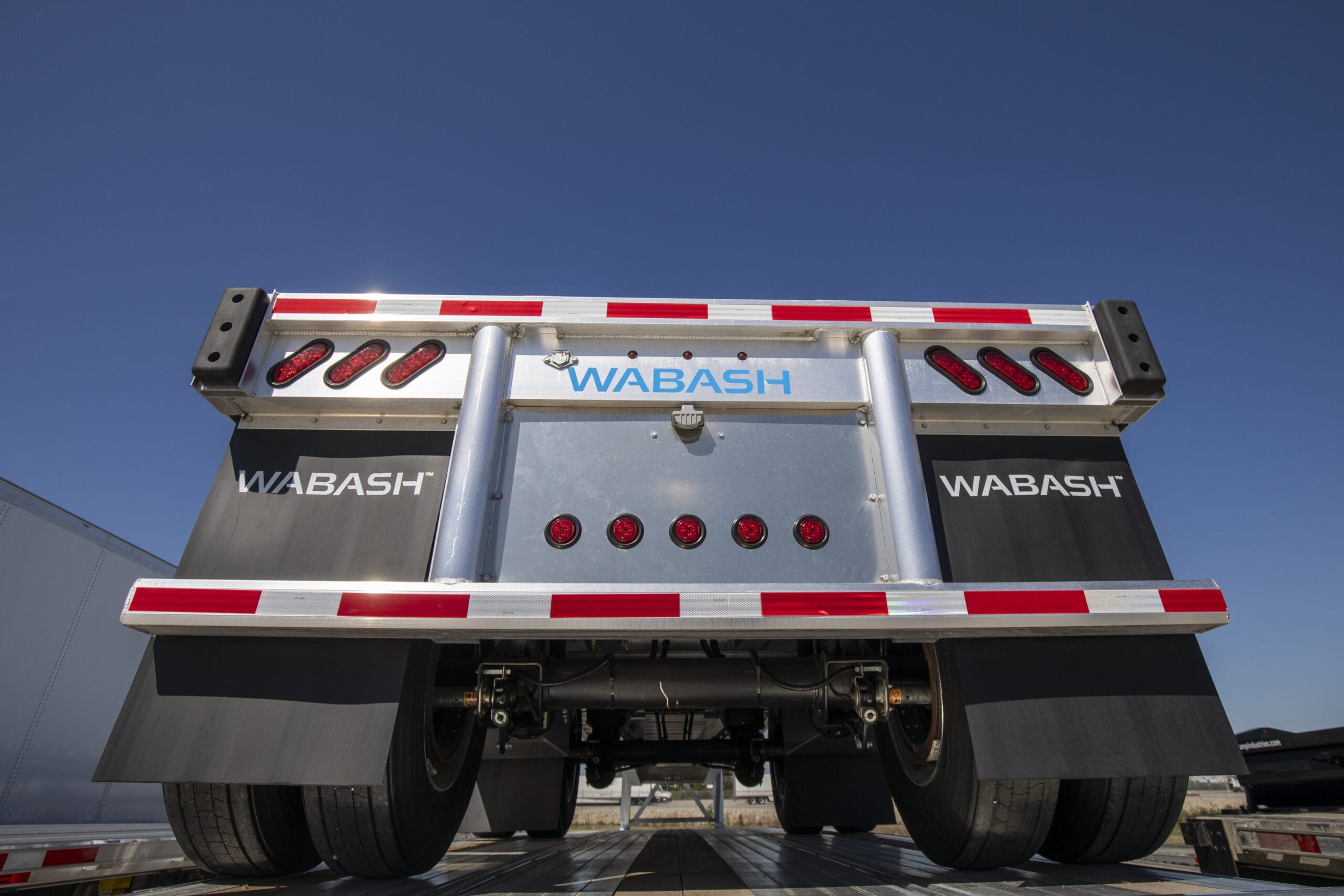 End view of Wabash flatbed semi trailer at River-Roads Sales and leasing